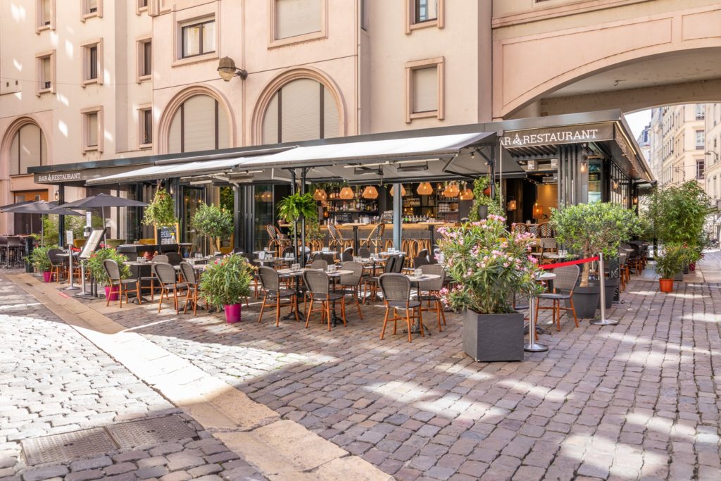 terrasse du bar restaurant casabea sur la presqu ile a lyon 2